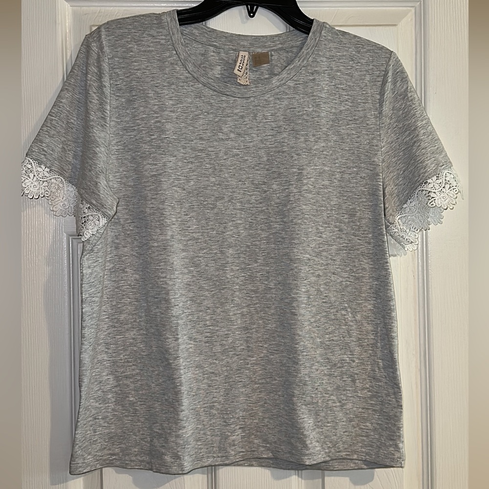 ✨🩶 H&M Divided Gray T-Shirt with Lace Sleeves Size M 🩶✨